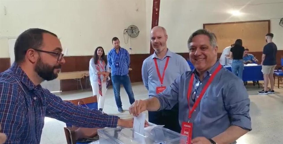 Oscar Torres votando en las municipales.