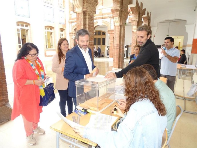 El candidato de Ciudadanos (Cs) a la Alcaldía de Castelló, Eduardo del Pozo, ejerce su derecho a voto.