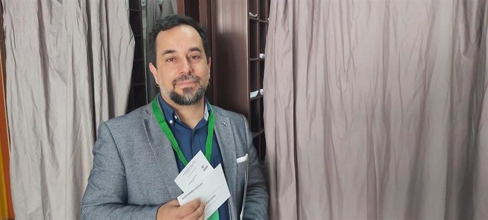 El candidato de Adelante Andalucía a la Alcaldía de Huelva, Jesús Amador, ejerciendo su derecho al voto.