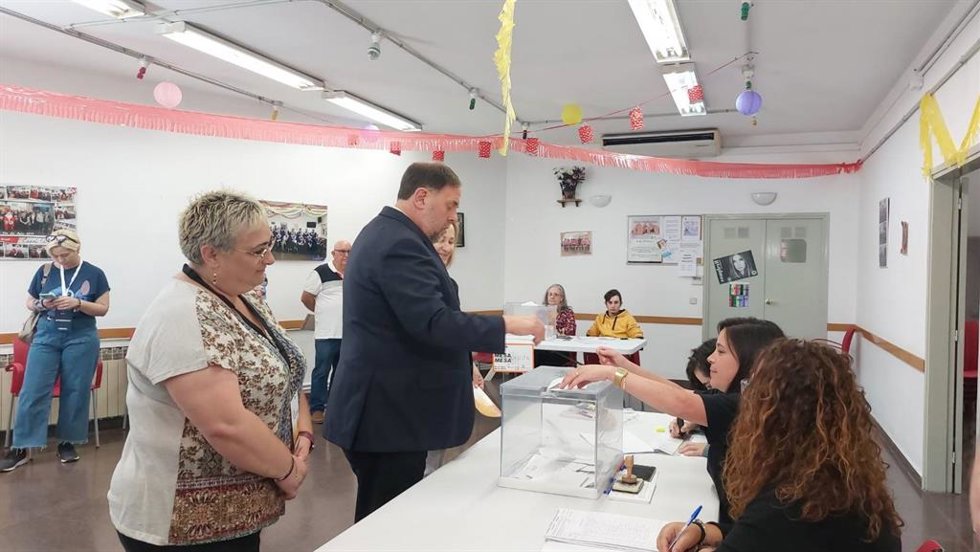 El presidente de ERC, Oriol Junqueras, vota en Sant Vicen dels Horts (Barcelona) en las elecciones municipales de Catalunya
