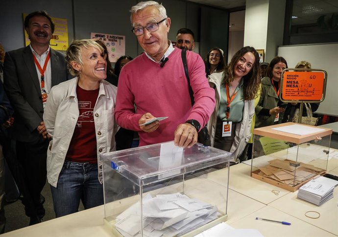 El candidat de Compromís a l'Alcaldia de Valncia, Joan Ribó, exerceix el seu dret a vot