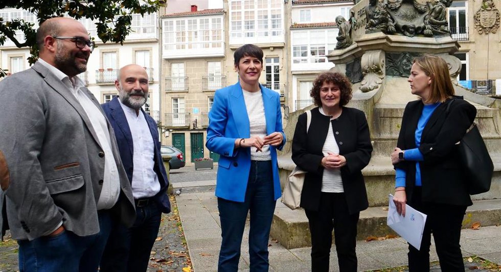 La portavoz nacional del BNG, Ana Pontón, y la candidata nacionalista a la alcaldía de Santiago, Goretti Sanmartín, tras votar en Santiago en las elecciones municipales del 28 de mayo de 2023