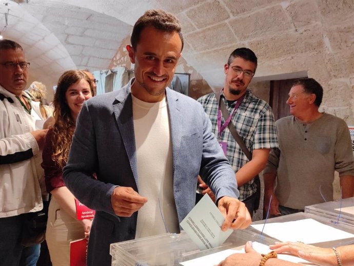 El candidato de Unidas Podemos a la presidencia del Consell de Mallorca, Iván Sevillano, vota en Manacor.