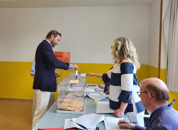 El candidato regionalista a la Alcaldía de Santander, Felipe Píña