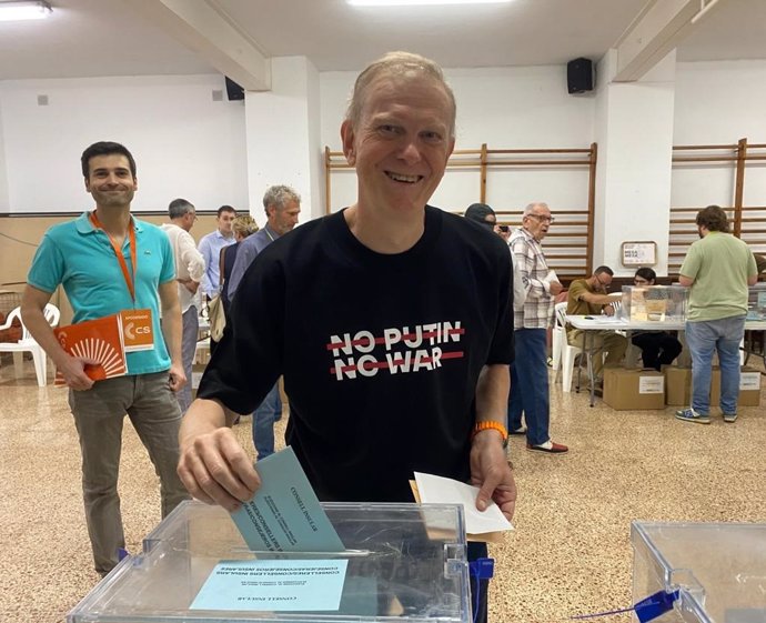 El candidato de Ciudadanos (CS) a la presidencia del Consell de Mallorca, Alejandro Valdivia, ejerce su derecho a voto.