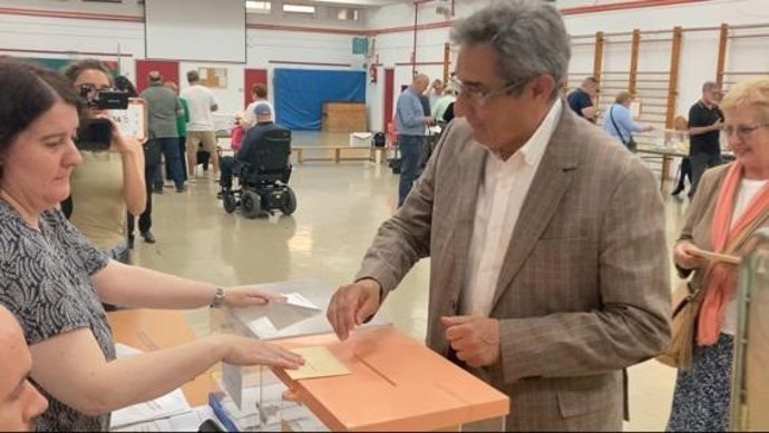El candidato de VOX a la Alcaldía de Zaragoza, Julio Calvo, durante su votación.