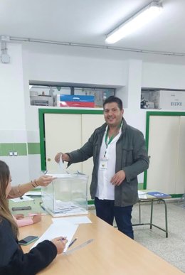 El coordinador de IU en Huelva, Marcos Toti, vota en Zalamea la Real.