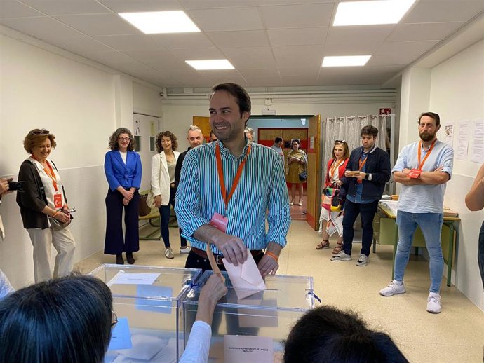 El candidato de Cs a la Presidencia de La Rioja, Ángel Íñiguez, vota en el colegio San Francisco de Logroño