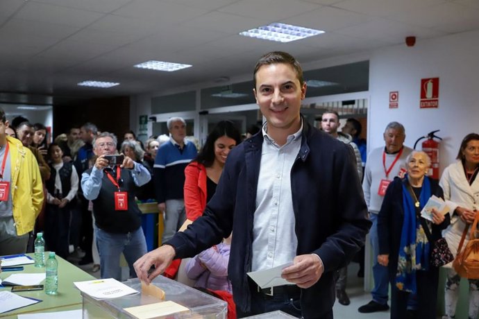 El candidato del PSOE a la Presidencia de la Comunidad de Madrid, Juan Lobato, votando en Soto del Real.