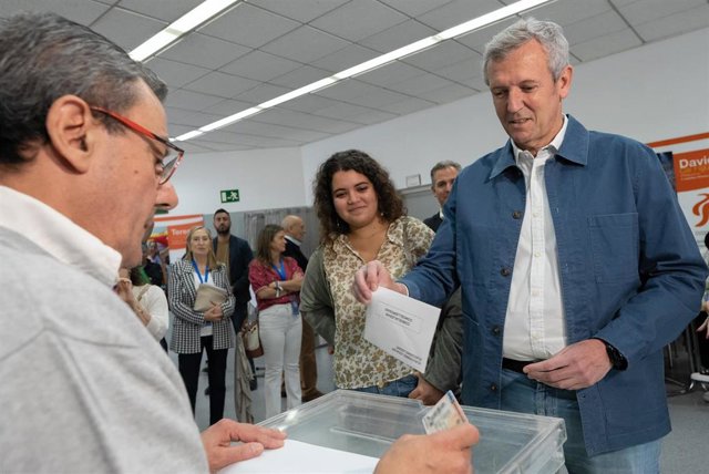 El presidente del PPdeG, Alfonso Rueda, ejerce su derecho a voto en Pontevedra.