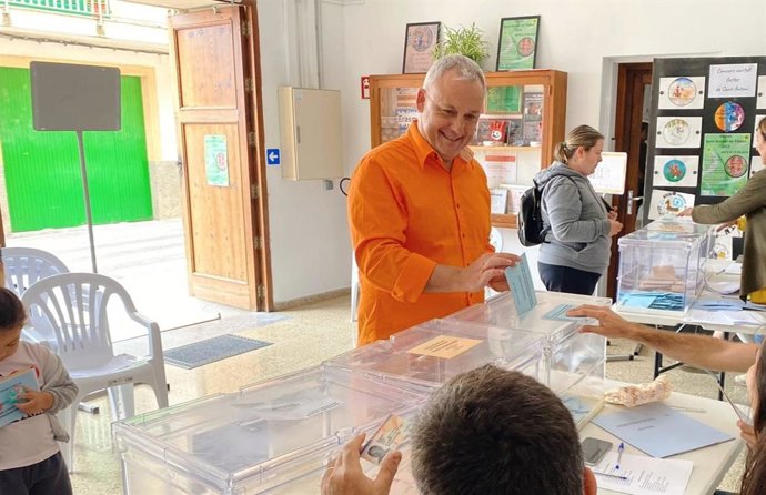 El candidato a la presidencia del Consell de Mallorca, Jaume Alzamora, vota en Art.