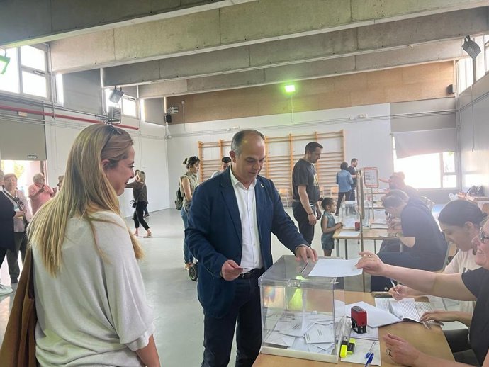 El secretari general de Junts, Jordi Turull, vota en les eleccions municipals del 28-M