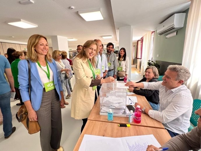 La candidata de Vox a la Alcaldía de Sevilla, Cristina Peláez, ejerciendo su derecho al voto en Heliópolis.