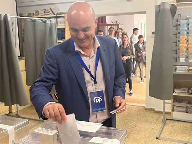 El candidato a la reelección al Consell de Ibiza por el PP, Vicent Marí, ejerce su derecho al voto.