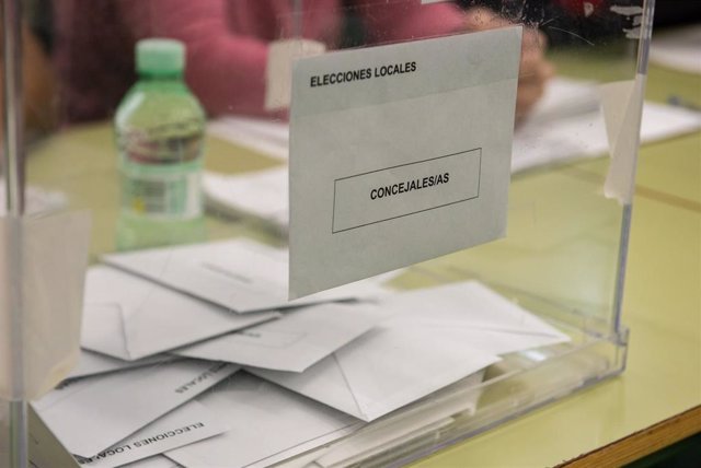 Urna en un colegio electoral por las elecciones municipales de 2023.