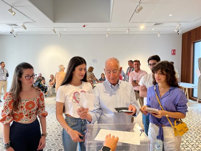 El alcalde de Roquetas de Mar (Almería) y candidato del PP a la reelección, Gabriel Amat, este domingo ejerciendo su derecho a voto.