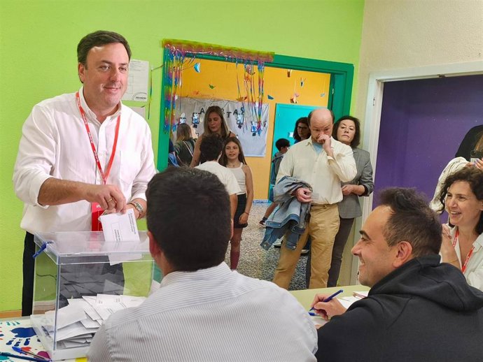 El secretario xeral del PSdeG, Valentín González Formoso, vota en As Pontes (A Coruña)