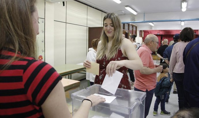 La candidata de Podemos Xixón a la Alcaldía de Gijón, Olaya Suárez, ejerce su derecho al voto