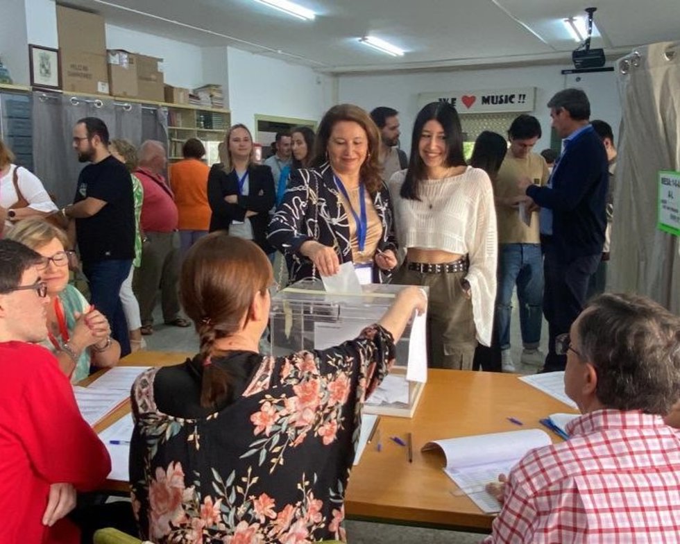 La consejera de Agricultura, Pesca, Agua y Desarrollo Rural, Carmen Crespo, vota en las elecciones municipales del 28M.