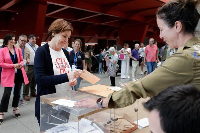 La candidata de Foro Asturias a la Alcaldía de Gijón, Carmen Moriyón, vota en el palacio de Deportes de La Guía.