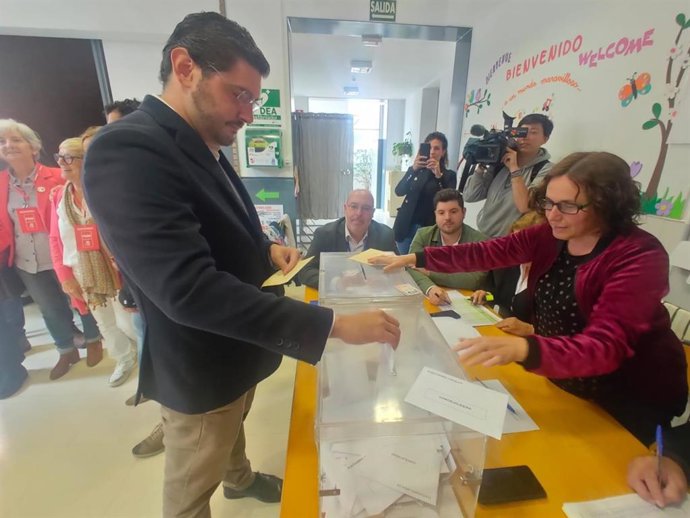 El candidato de VOX a la Presidencia de Aragón, Alejandro Nolasco, votando en Teruel.