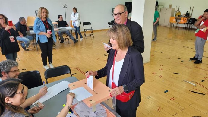 La alcaldesa de L'Hospitalet de Llobregat (Barcelona) y candidata del PSC a la reelección, Núria Marín, vota en su colegio electoral
