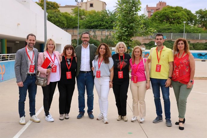 El alcalde de Palma y candidato a la reelección, Jose Hila, junto a un grupo de apoderados socialistas este 28M.