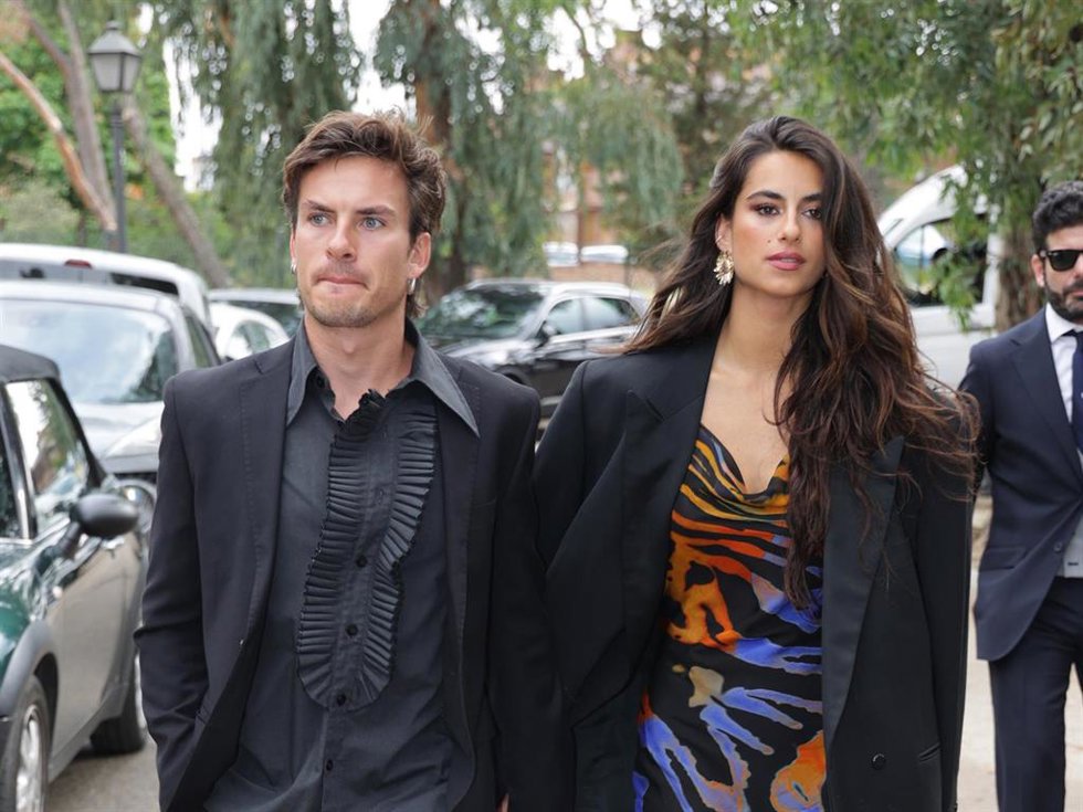 Andrés Ceballos y Begoña Vargas a su llegada a la boda de Willy Bárcenas con Loreto Sesma, a 27 de mayo de 2023, en Madrid (España).