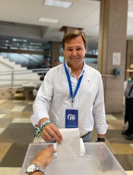 El secretario general del PP-A, Antonio Repullo, este domingo ejerciendo su derecho a voto en Córdoba.