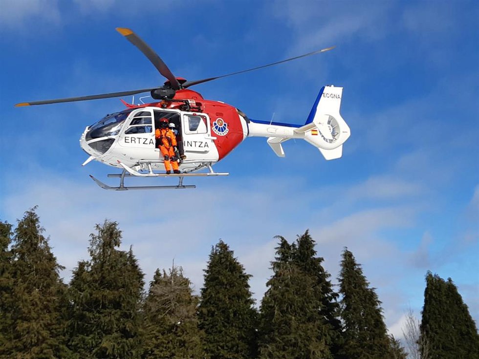 Archivo - Rescatado en helicóptero un trabajador forestal herido cuando realizaba labores de tala en el monte Usurbe de Beasain