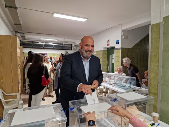 El candidato del PP a la alcaldía de Palma, Jaime Martínez, ejerce su derecho al voto.