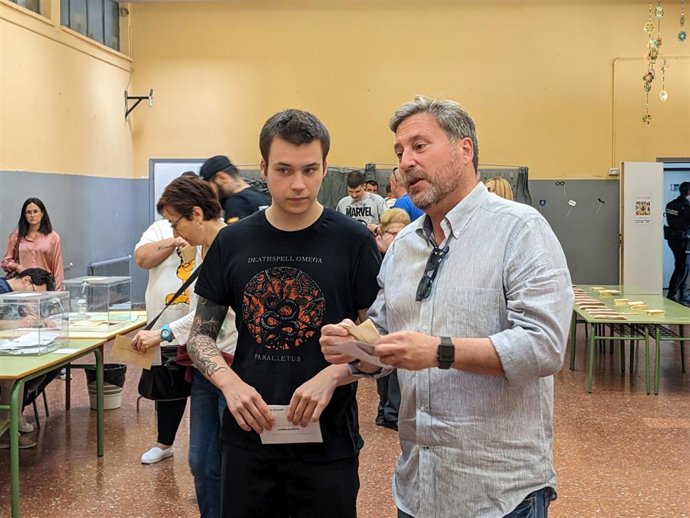 El candidato de CHA  a la Presidencia de Aragón, José Luis Soro, antes de votar, junto a su hijo, que vota por primera vez.