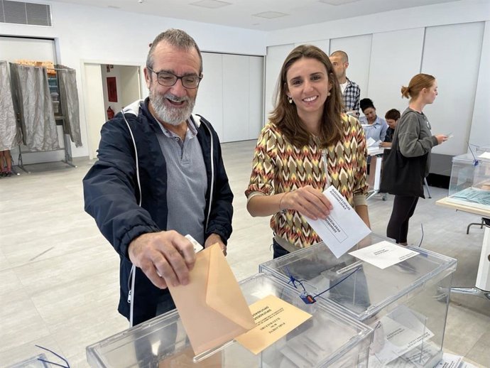 La candidata de Unidas Podemos a la alcaldía de Palma, Lucía Muñoz, y el vicepresidente del Govern, conseller de Transición Energética, Sectores Productivos y Memoria Democrática, quien también cierra la lista al Parlament, Juan Pedro Yllanes.