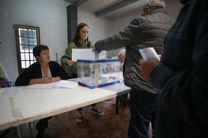 Varias personas ejercen su derecho a voto en la mesa electoral del local parroquial de Recelle, en una mesa que agrupa a varias aldeas del entorno, a 28 de mayo de 2023, Portomarín, Lugo, Galicia.