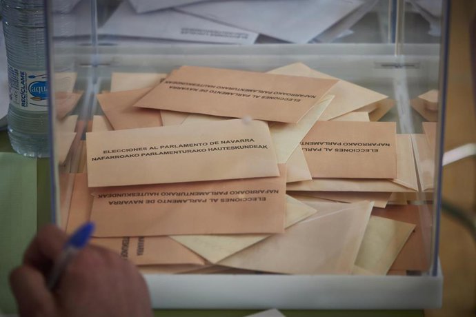 Urna con votos de las elecciones al Parlamento de Navarra en un colegio electoral este domingo.