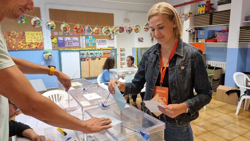 La candidata de Ciudadanos (CS) a la alcaldía de Palma, Eva Pomar, ejerce su derecho al voto en Pere Garau.