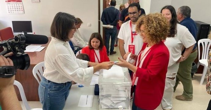 La secretaria general del PSOE de Huelva y candidata a la Alcaldía de San Bartolomé de la Torre, vota en un colegio de su pueblo.