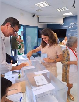 La candidata de Unidas Podemos al Parlament por Ibiza, Gloria Santiago, ejerce su derecho al voto.