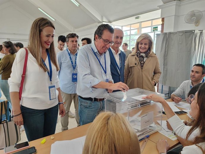El presidente del PP de Huelva, Manuel Andrés González, vota acompañado pro la coordinadora Campaña PP Huelva, Bella Verano.