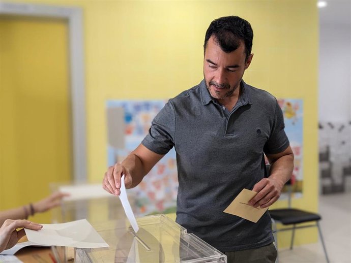 El candidato de CHA a la Alcaldía de Zaragoza, Chuaquín Bernal, votando.