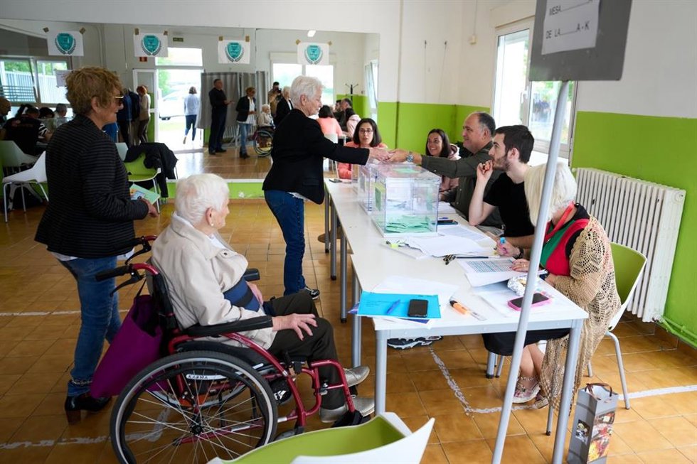 Personas votando en Cantabria