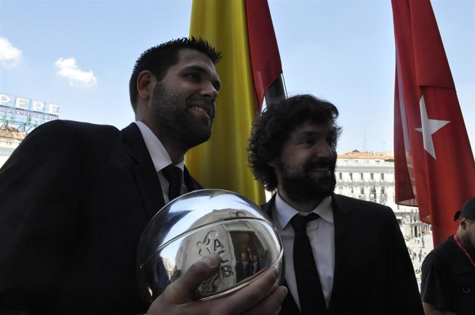 Archivo - Felipe Reyes y Sergio Llull durante la celebración de un título liguero con el Real Madrid