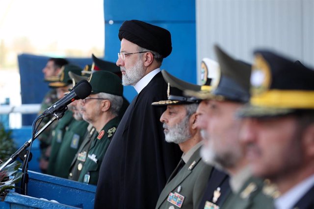 Archivo - El presidente de Irán, Ebrahim Raisi, con la cúpula del Ejército iraní 