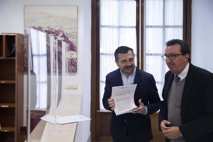 Archivo - El portavoz parlamentario del PP-A, Toni Martín, y el diputado Manuel Andrés González, en una imagen de 3 de marzo, cuando presentaron la Proposición de Ley sobre los regadíos de Doñana.