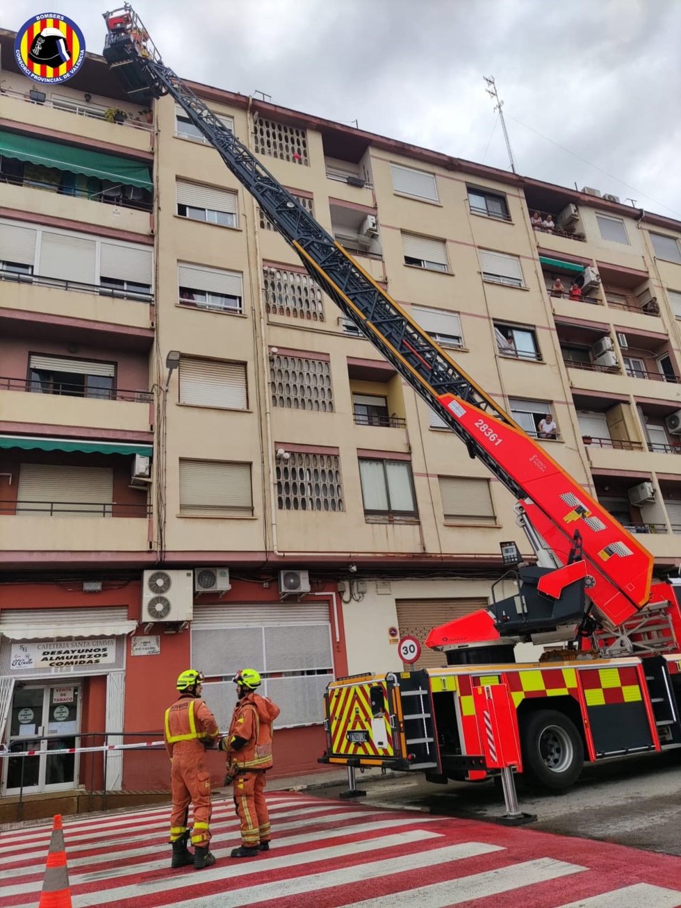 Saneada la fachada de un edificio en Paterna tras la caída de cascotes