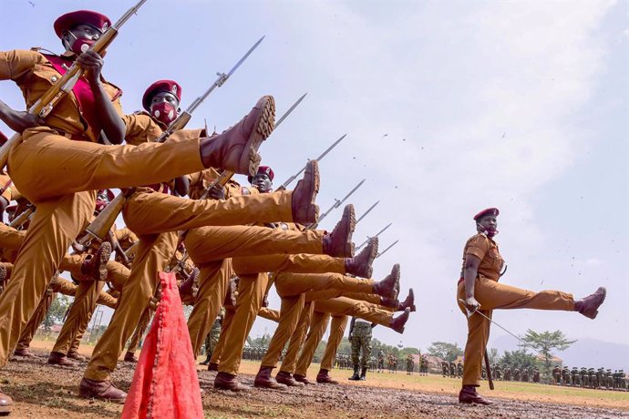 Archivo - MBALE, Feb. 7, 2022  -- Ugandan prison officers take part in a parade during the 41st Tarehe Sita celebrations in Mbale district, eastern Uganda, Feb. 6, 2022. The Ugandan military on Sunday marked its 41st founding anniversary with President Yo