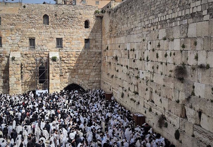 Archivo - JERUSALEM, April 9, 2023  -- Jewish worshipers pray at the Western Wall during traditional Passover priestly blessing ceremony in Jerusalem, on April 9, 2023.