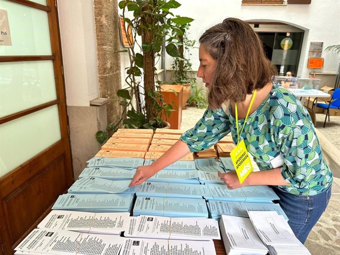 La candidata de MÉS-Estimam Palma a la alcaldía de Cort, Neus Truyol, escoge las papeletas para votar
