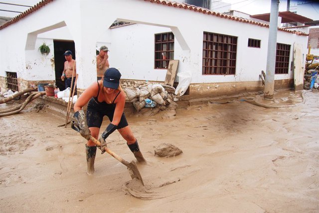 Archivo - March 17, 2023, Punta Hermosa, Lima, Peru: Woman shoveling mud from their homes due to floods and mudslide in Punta Hermosa, an exclusive beach south of Lima, caused by the heavy rains of Cyclone Yaku and the presence of a coastal El Nino anomal