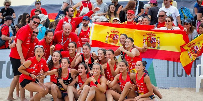 La selección femenina celebra la conquista de la medalla de bronce en el Europeo de Balonmano Playa 2023